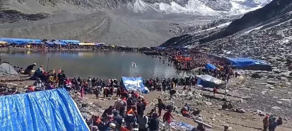 मणिमहेश डल में डुबकी लगा लौटते श्रद्धालु।संवाद