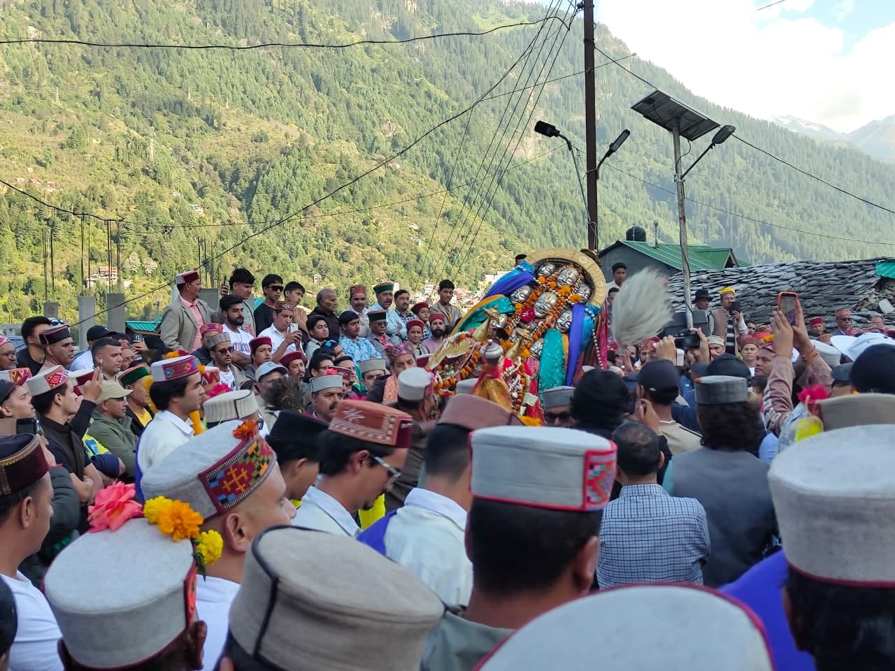 मनाली के गौशाल गांव में देवता का आशीर्वाद लेते लोग। संवाद