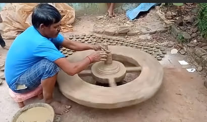 मिट्टी का दीया बनाते कुंभकार। संवाद