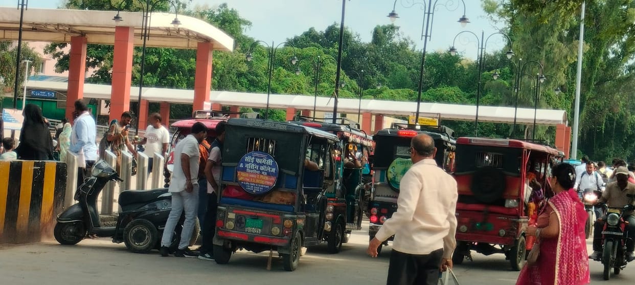 Auto-rickshaws and e-rickshaws occupy the no-parking zone at Mau Junction