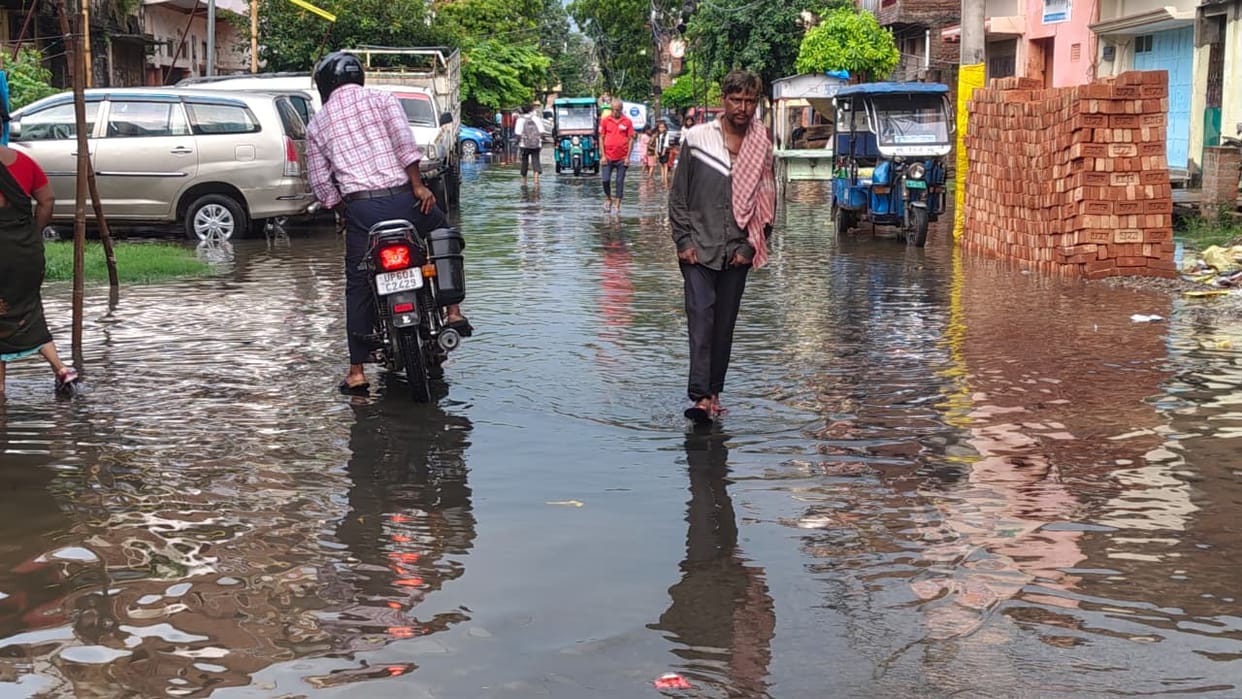 Waterlogging on roads due to 55 mm of rainfall in 30 minutes.