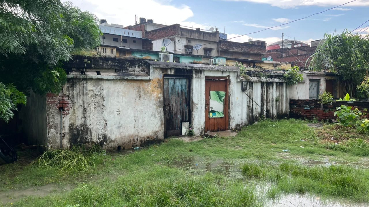 नगर के सहादतपुरा स्थित हाइडिल कालोनी में जर्जर भवन।संवाद