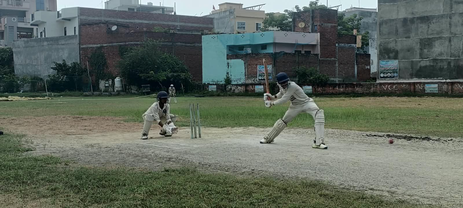 नगर के सहादतपुरा स्थित मैदान पर मैच में शाट लगाता बल्लेबाज। संवाद