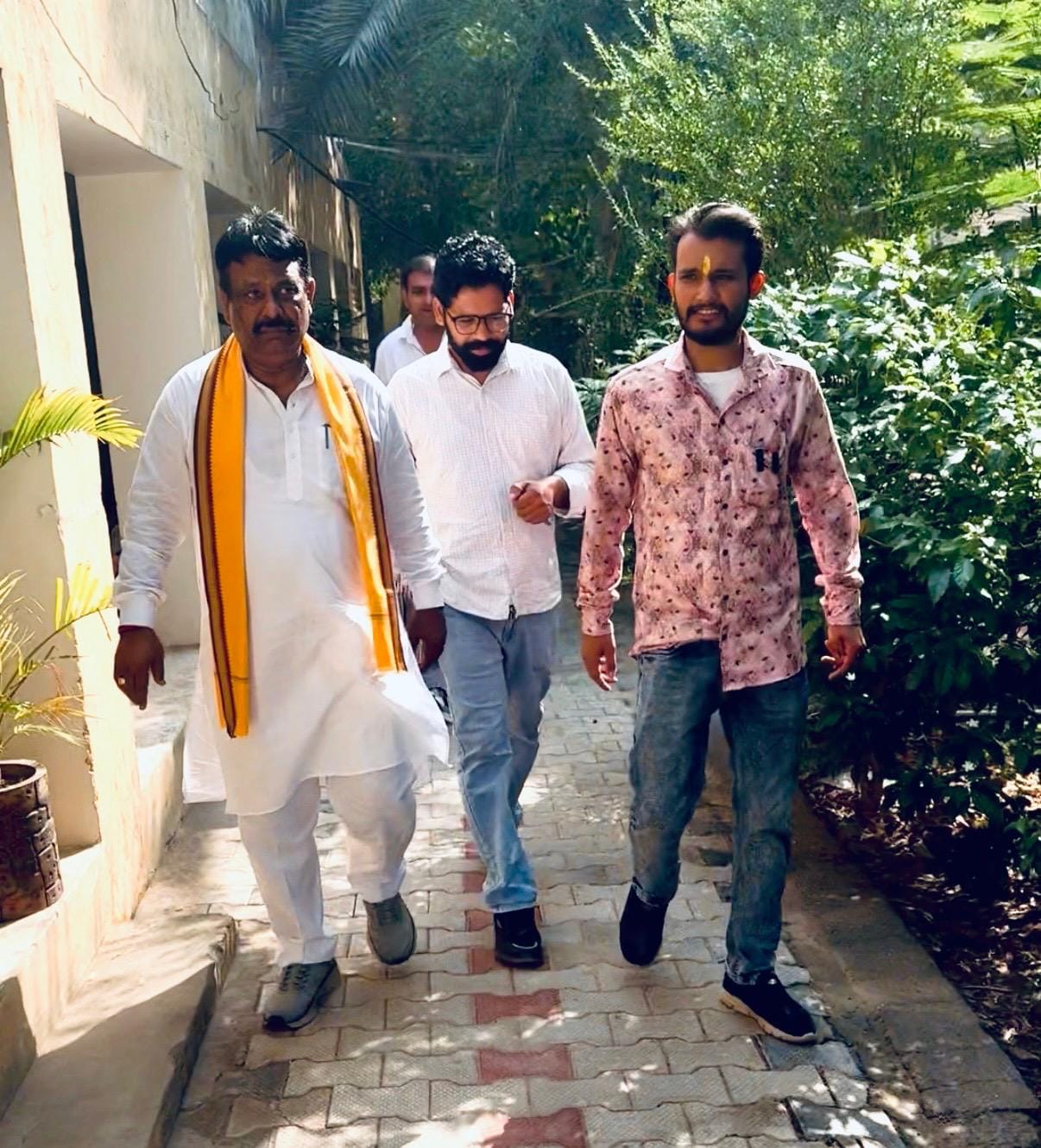  नगर परिषद कार्यालय में  पार्षद के साथ निरीक्षण करते चेयरमैन शांति स्वरूप भट्टी। स्वयं