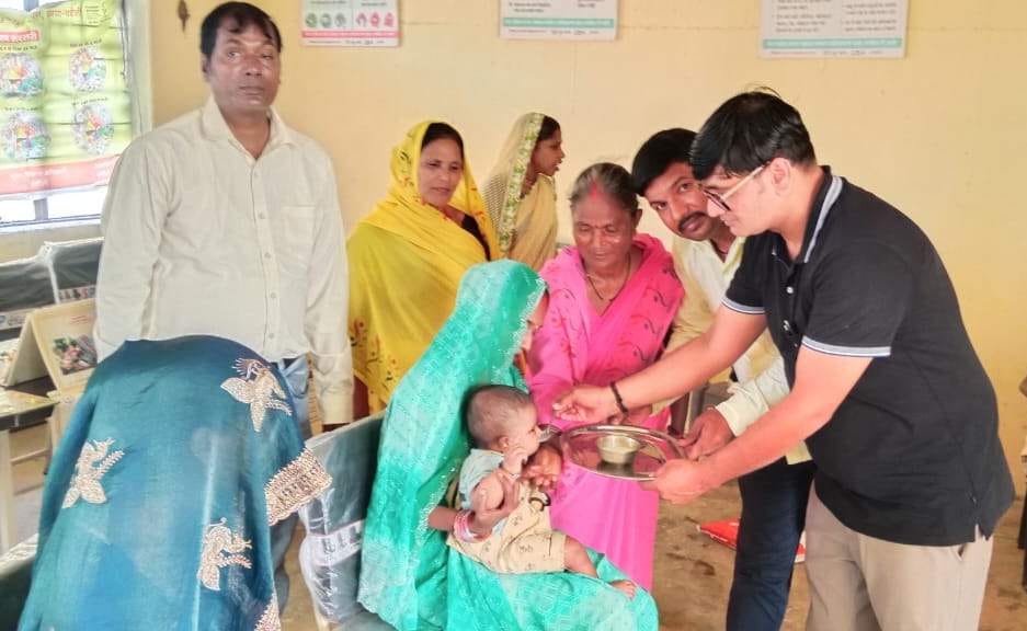 नौगढ़ के बरवाडीह में बच्चे को अन्नप्राशन कराते प्रधान व अन्य। स्रोत:-जागरूक पाठक