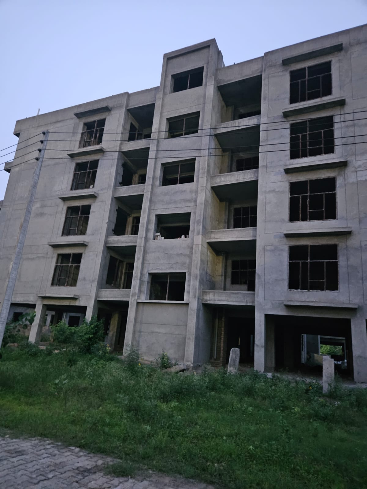 नूंह सचिवालय परिसर में अधूरे पड़े ट्रांजिट फ्लैट।