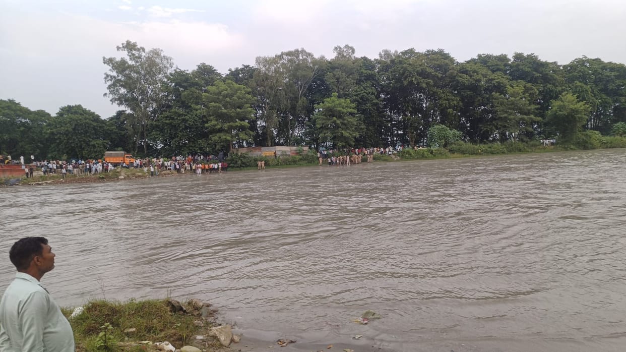 Youth drowns in canal during Ganesh idol immersion.