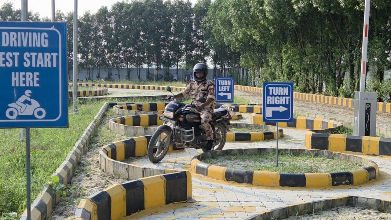 निजी ड्राइविंग टेस्ट सेंटर।