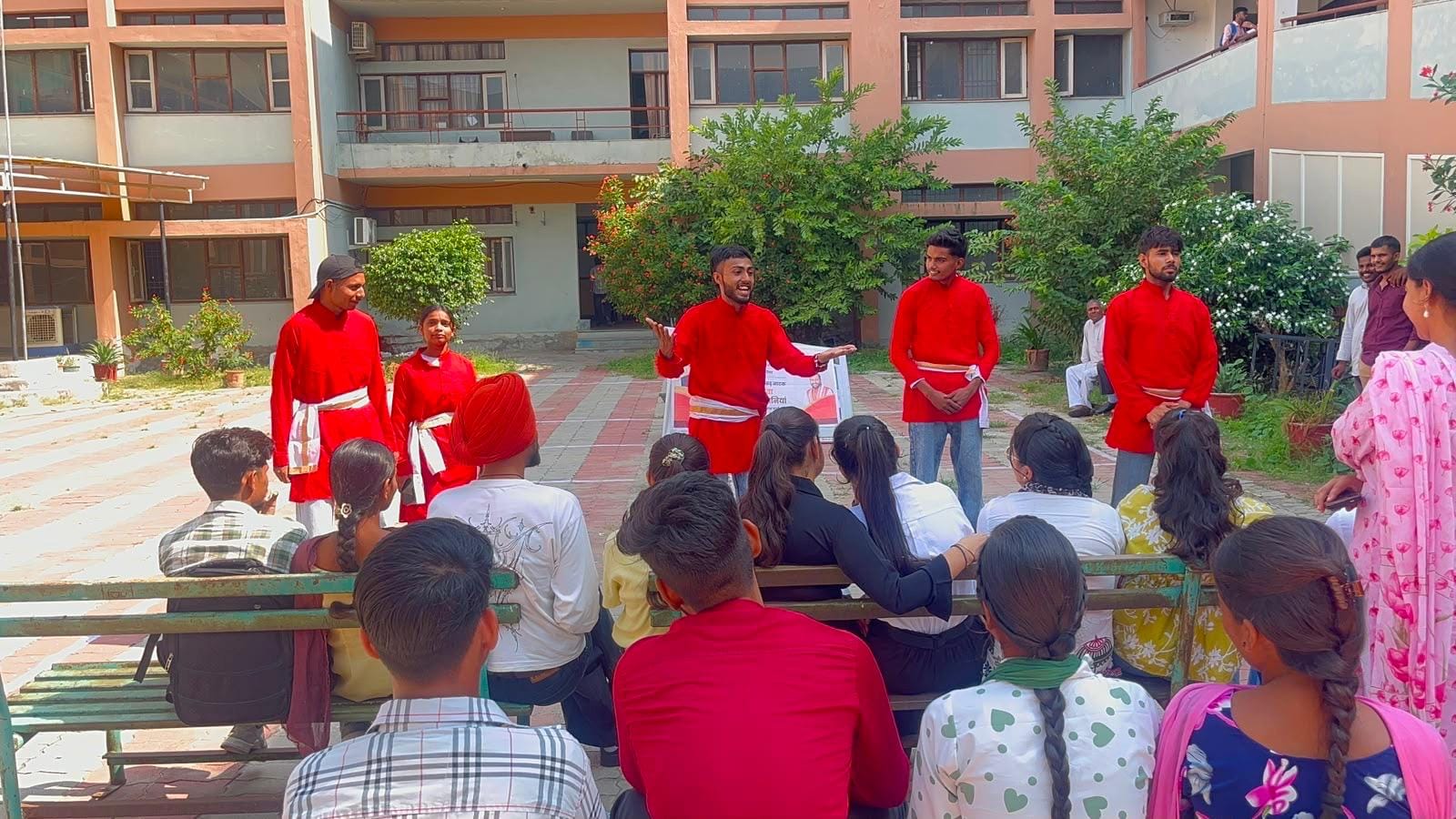 नुक्कड़ नाटक के माध्यम से प्रस्तुति देते कलाकार। विज्ञप्ति