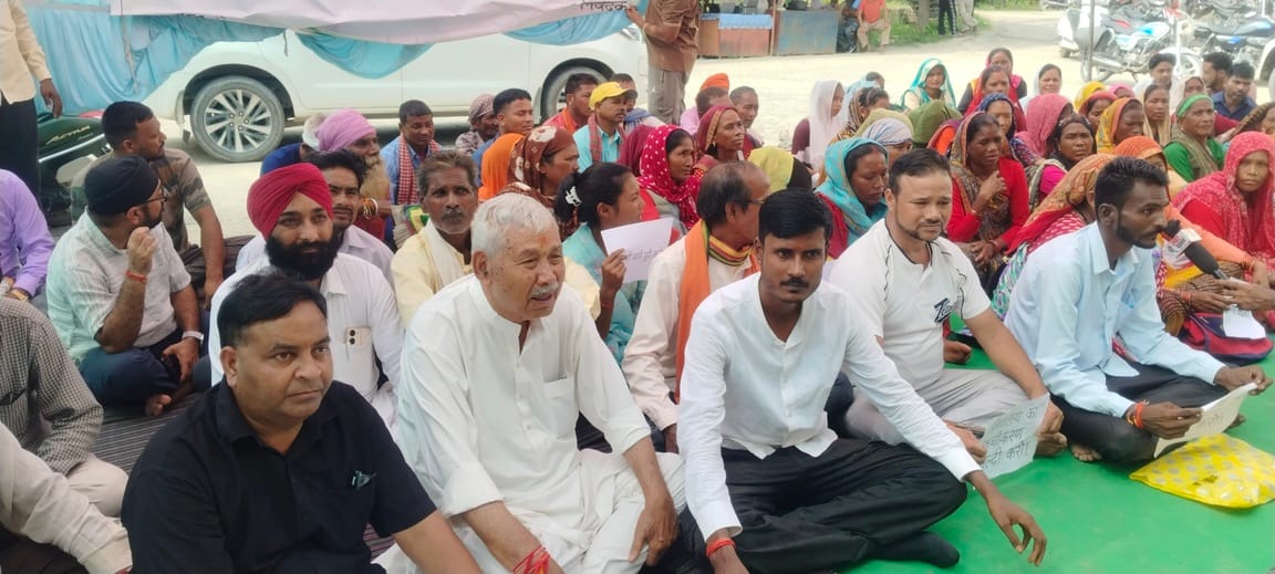 Nanakmatta MLA staged a sit-in with villagers for the upgradation of the school.