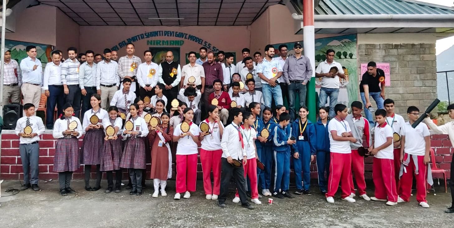 निरमंड स्कूल में आयोजित बाल विज्ञान कांग्रेस में विजेता वैज्ञानिकों को सम्मानित करते मुख्यातिथ