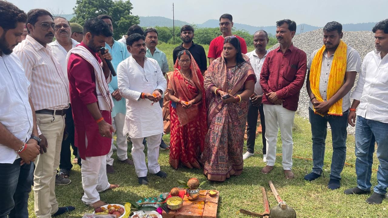 ओबरा के रेणुका नदी तट पर सीवेज ट्रीटमेंट प्लांट परियोजना निर्माण का भूमि पूजन करतेसमाज कल्याण