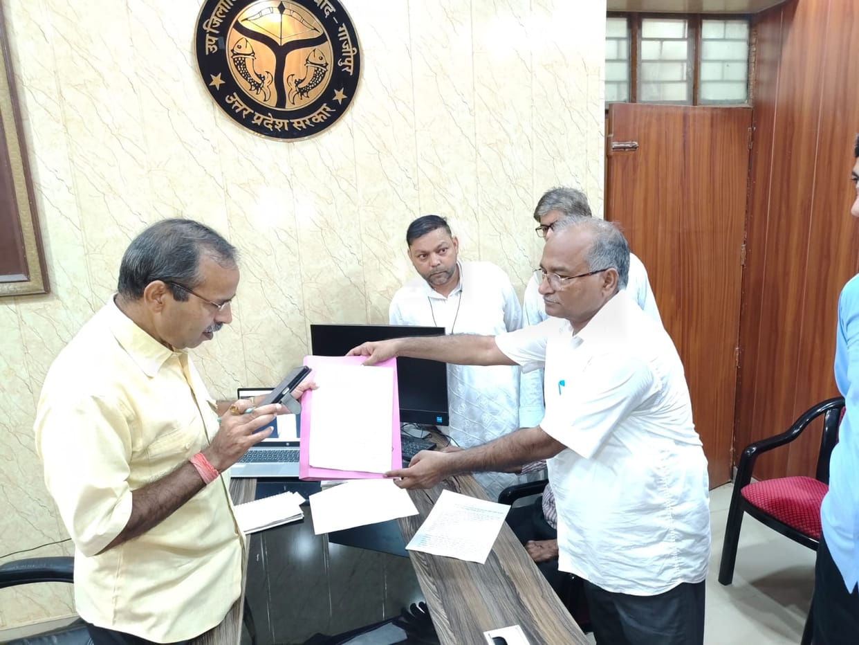 Chemists' association demands a halt to power cuts; submits memorandum.