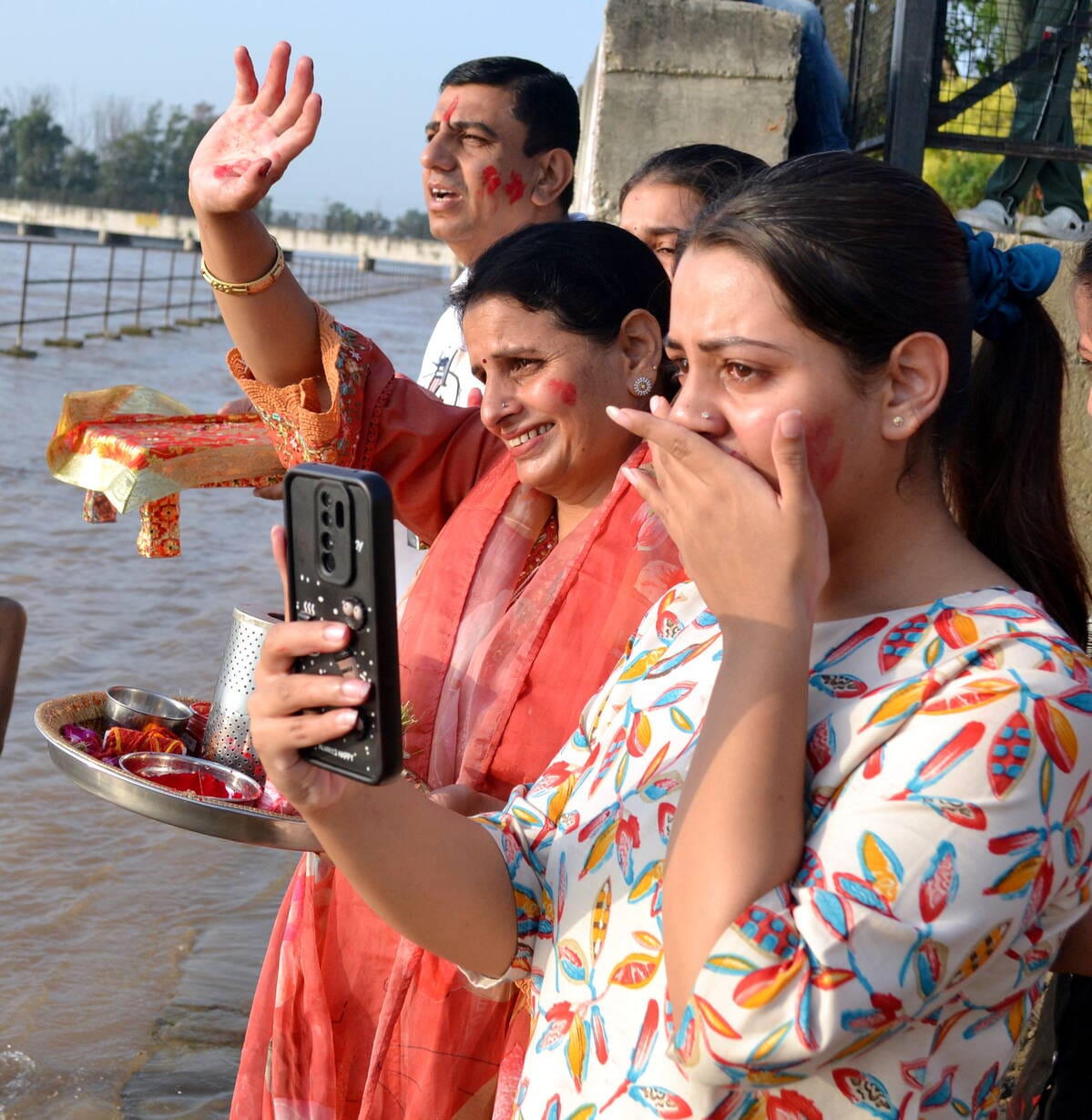 पश्चिमी यमुना नहर में अपने गणेश जी का विसर्जन करने के बाद भावुक हुई भाविका शर्मा और बॉय कर विद