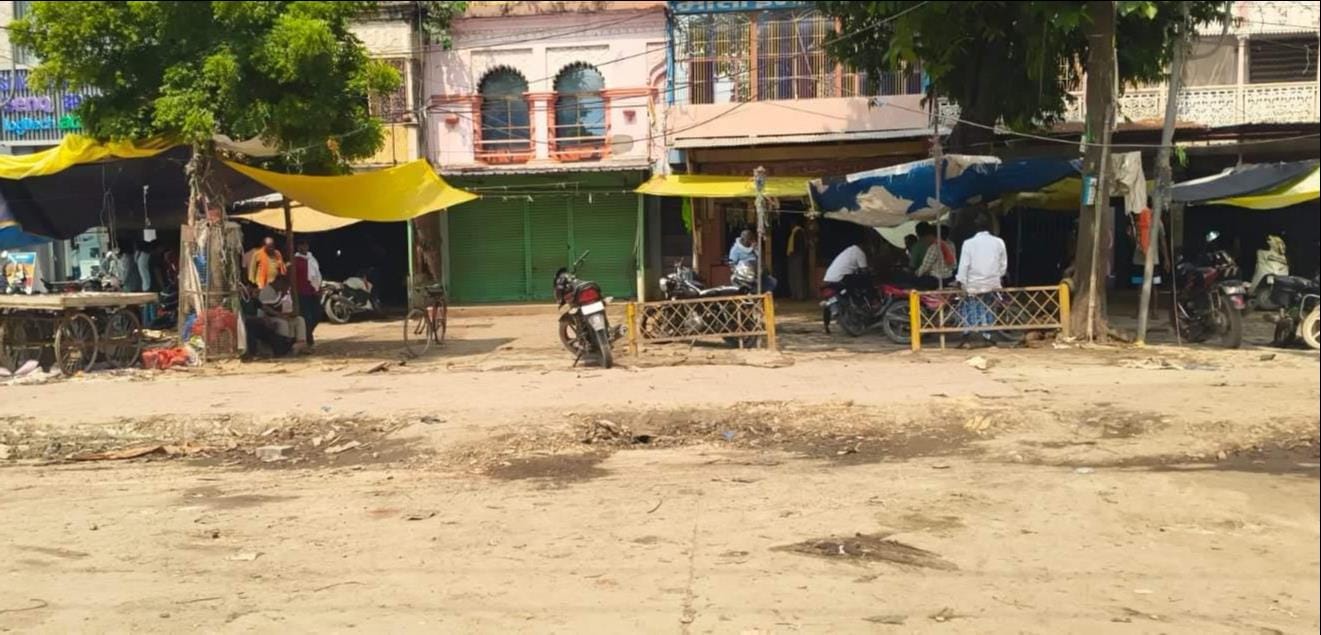 पीडीडीयू नगर सब्जी मंडी में बंद पड़ी दुकानें। संवाद