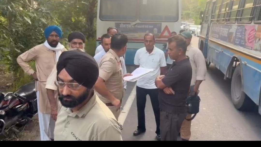 पिहोवा। घटनास्थल पर जांच करती पुलिस व खड़ी बस। संवाद