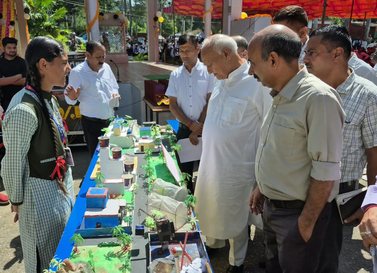 पलौहड़ा स्कूल में आयोजित कार्यक्रम के दौरान बच्चों की ओर से लगाई गई प्रदर्शनी का निरीक्षण करते 