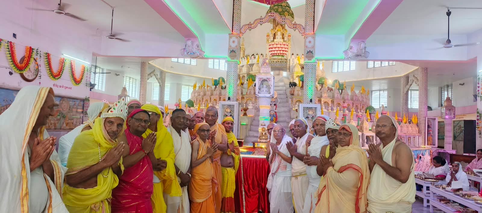 प्राचीन दिगंबर जैन बड़े मंदिर में पूजा अर्चना करते श्रद्धालु स्रोत संवाद