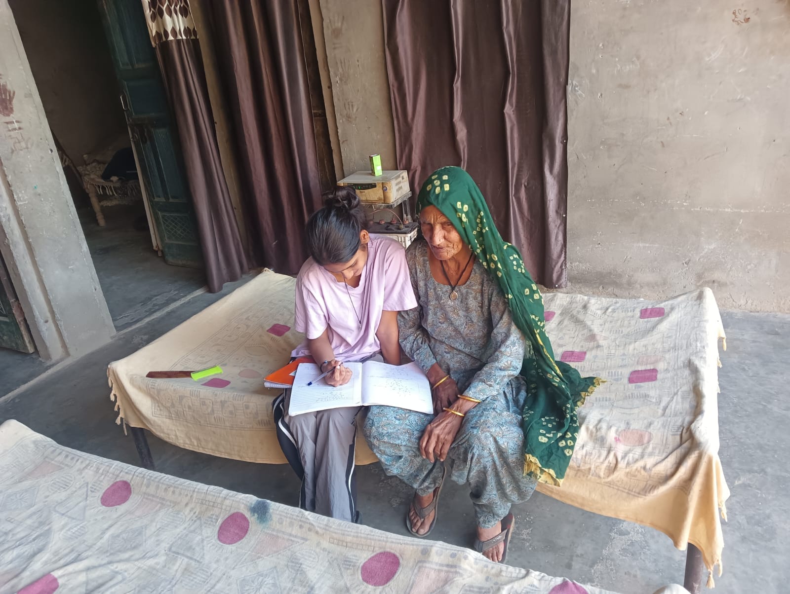 परीक्षा की तैयारी करते हुए बुजुर्ग स्त्रोत शिक्षा विभाग