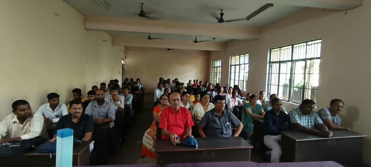 Pankaj, Preeti, and Nisha excelled in the debate on online versus open markets.