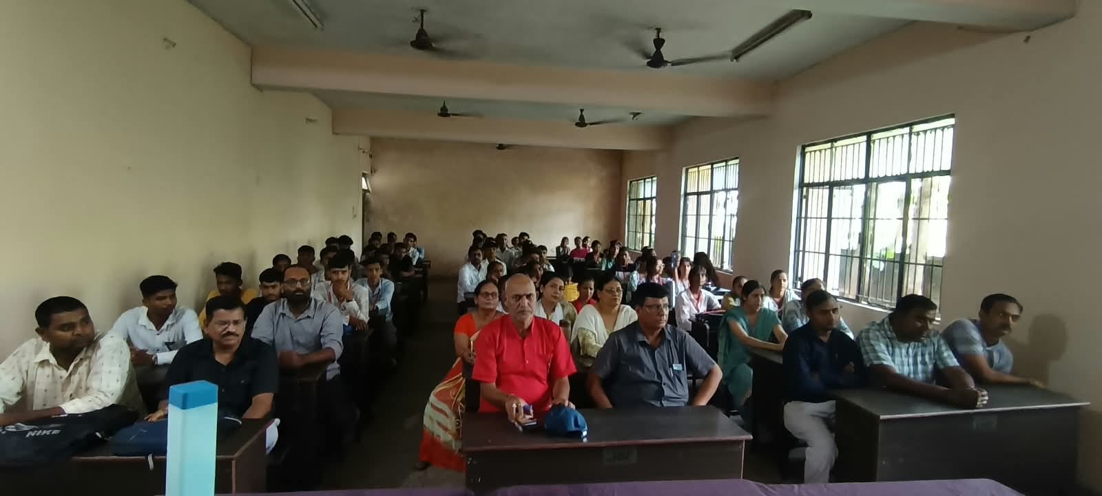 पूरनपुर के गन्ना कृषक स्नातकोत्तर महाविद्यालय में हुई प्रतियोगिता मौजूद प्रवक्ता और विद्यार्थी-