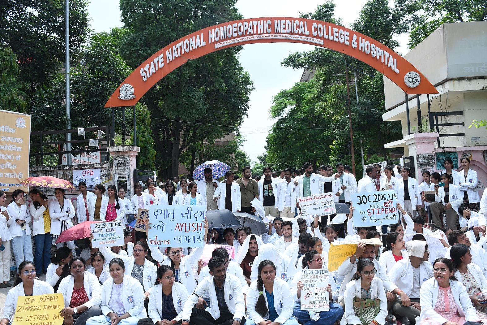 प्रदर्शन करते चिकित्सक।