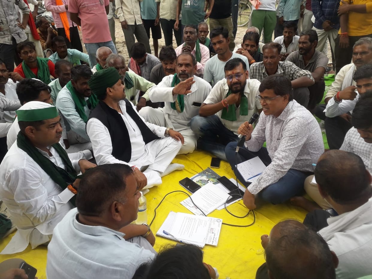 Farmers' protest against power cuts and bribery.