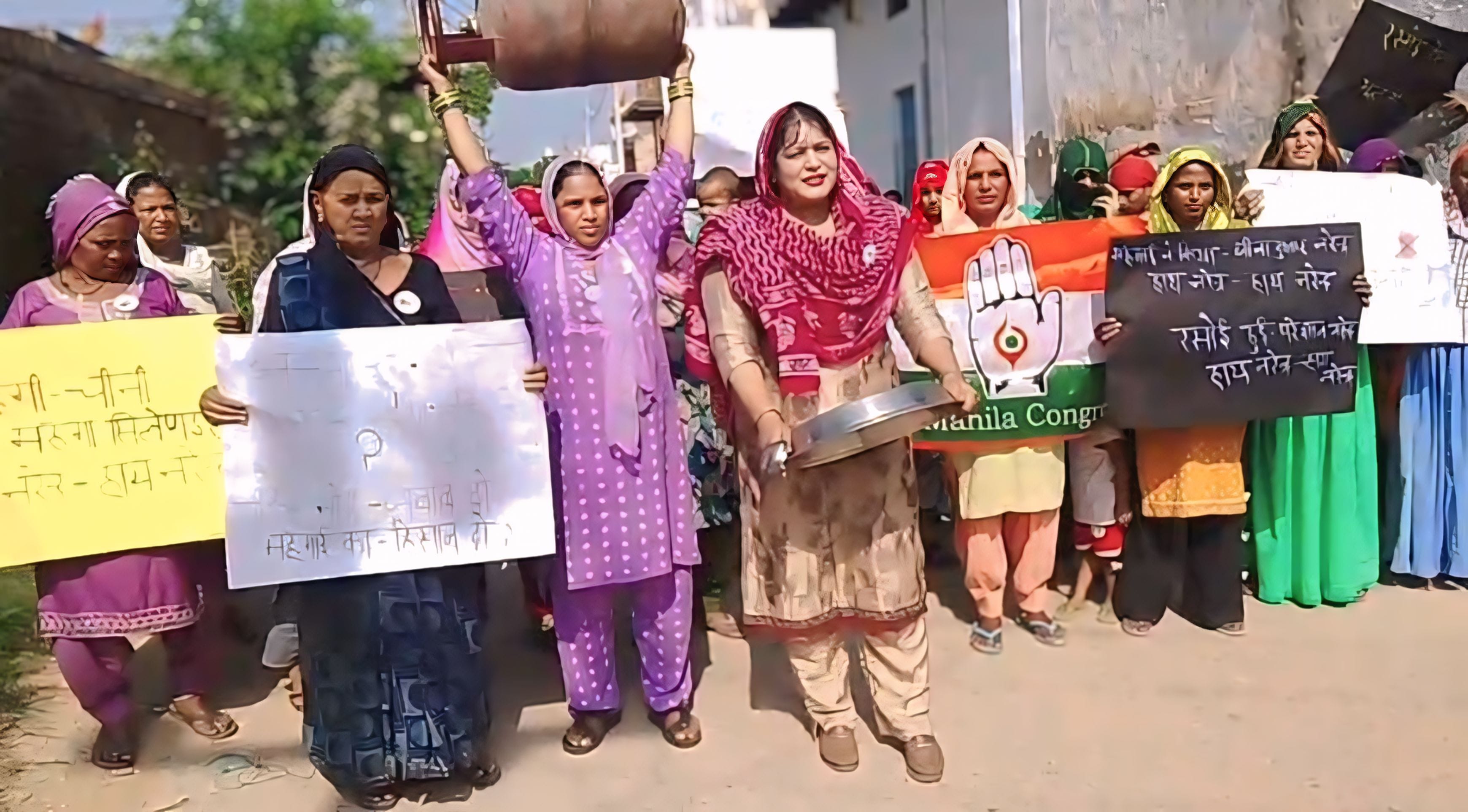 प्रदर्शन करती महिला कांग्रेस कार्यकर्ता एवं अन्य महिलाएं।