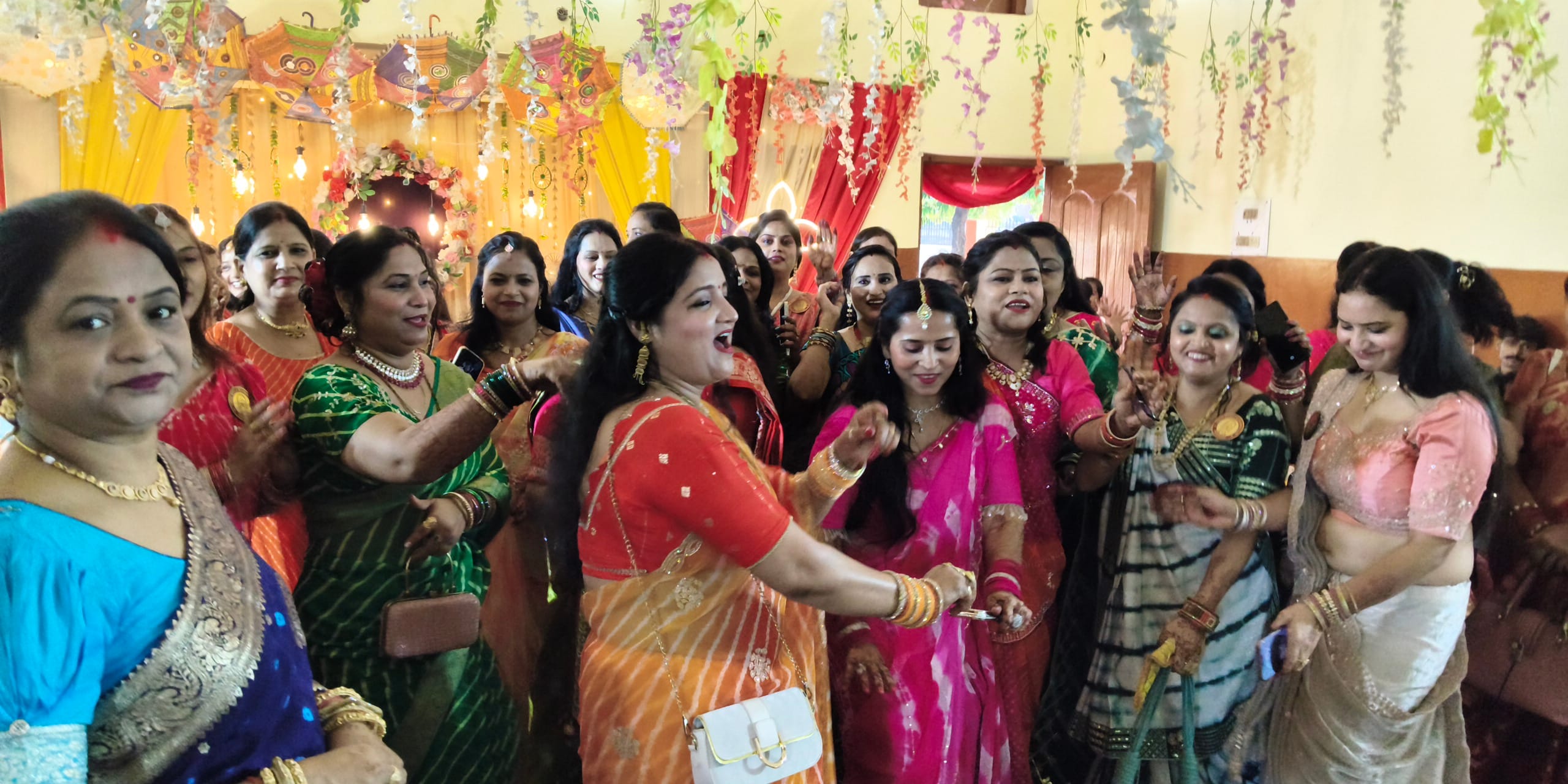 रॉबर्ट्सगंज स्वामी विवेकानंद हाल में तीज महोत्सव पर नृत्य करती  जिला तरुण महिला केशवारी क्लब की