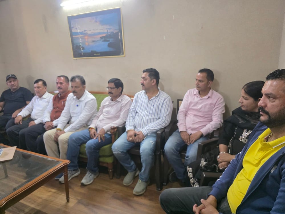 रोहडू में प्रेसवार्ता केदौरान सरकार की उपलब्धियां बताते हैं कांग्रेस मंडल के पदाधिकारी। संवाद