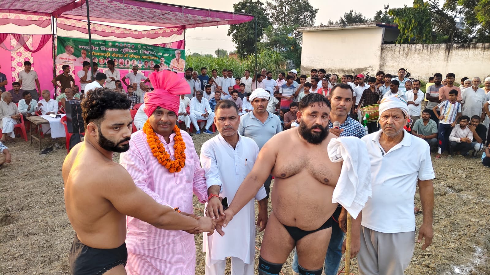 रोहटा। गांव रोहटा में आयोजित दंगल में पहलवान के मुकाबले की जीत पर सम्मानित करते अतिथि। संवाद
