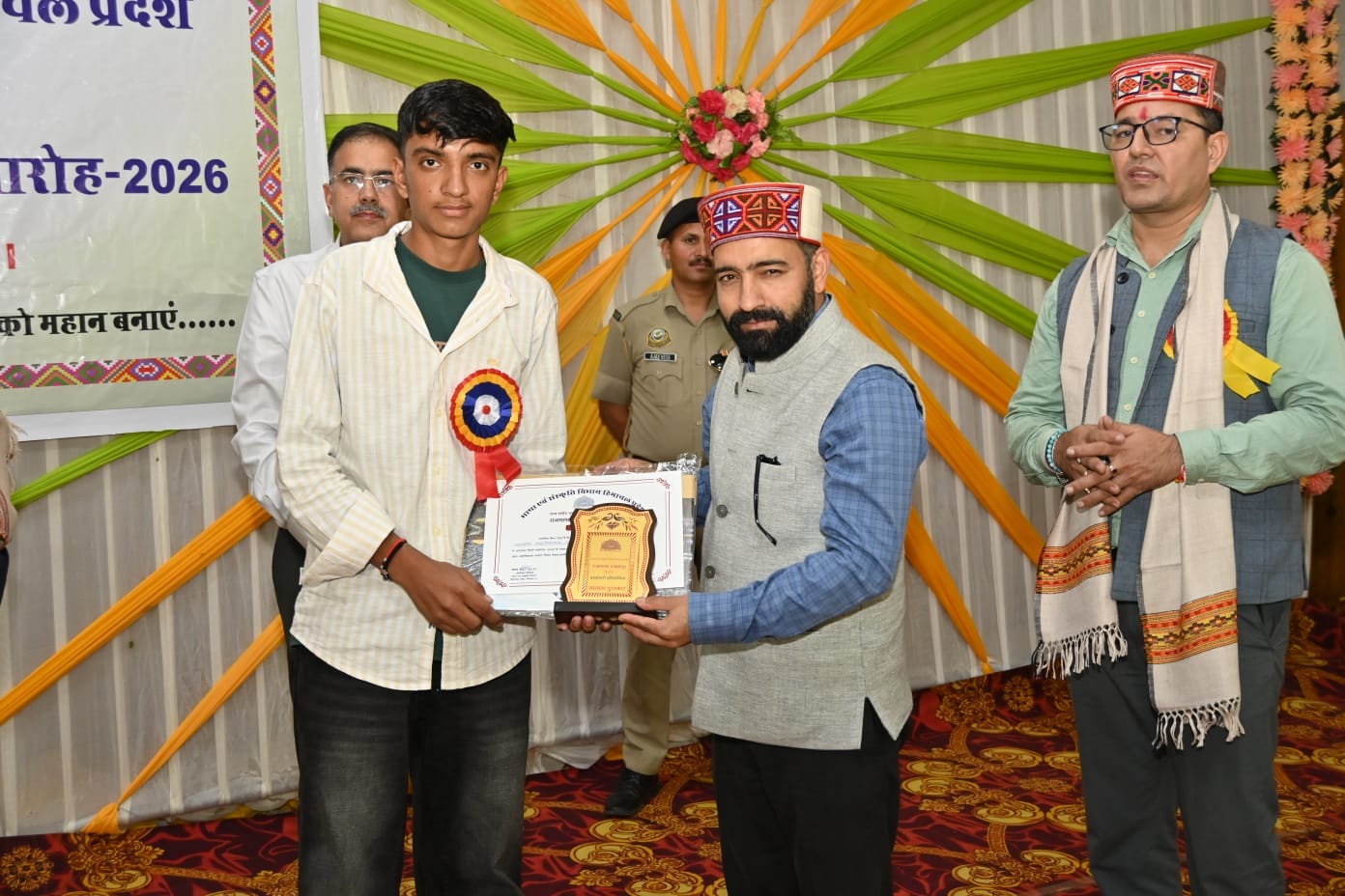 राज्य स्तरीय हिंदी पखवाड़ा प्रश्नोत्तरी प्रतियोगिता में चौथे पर रहे देवदक्ष को सम्मानित करते मु