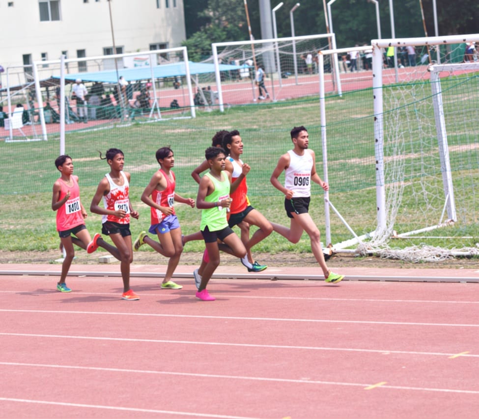 राज्य स्तरीय स्कूली एथलेटिक्स प्रतियोगिता में 1500 मीटर दाैड़ में हिस्सा लेते खिलाड़ी।