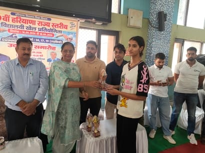 राज्य स्तरीय स्कूली तैराकी प्रतियोगिता में विजेता खिलाड़ी को ट्राफी देकर सम्मानित करती अंबाला 