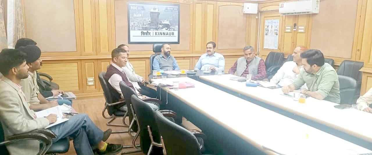 रिकांगपिओ में जिला सड़क सुरक्षा समिति की बैठक में उपायुक्त डॉ. अमित कुमार शर्मा और अन्य अधिकारी