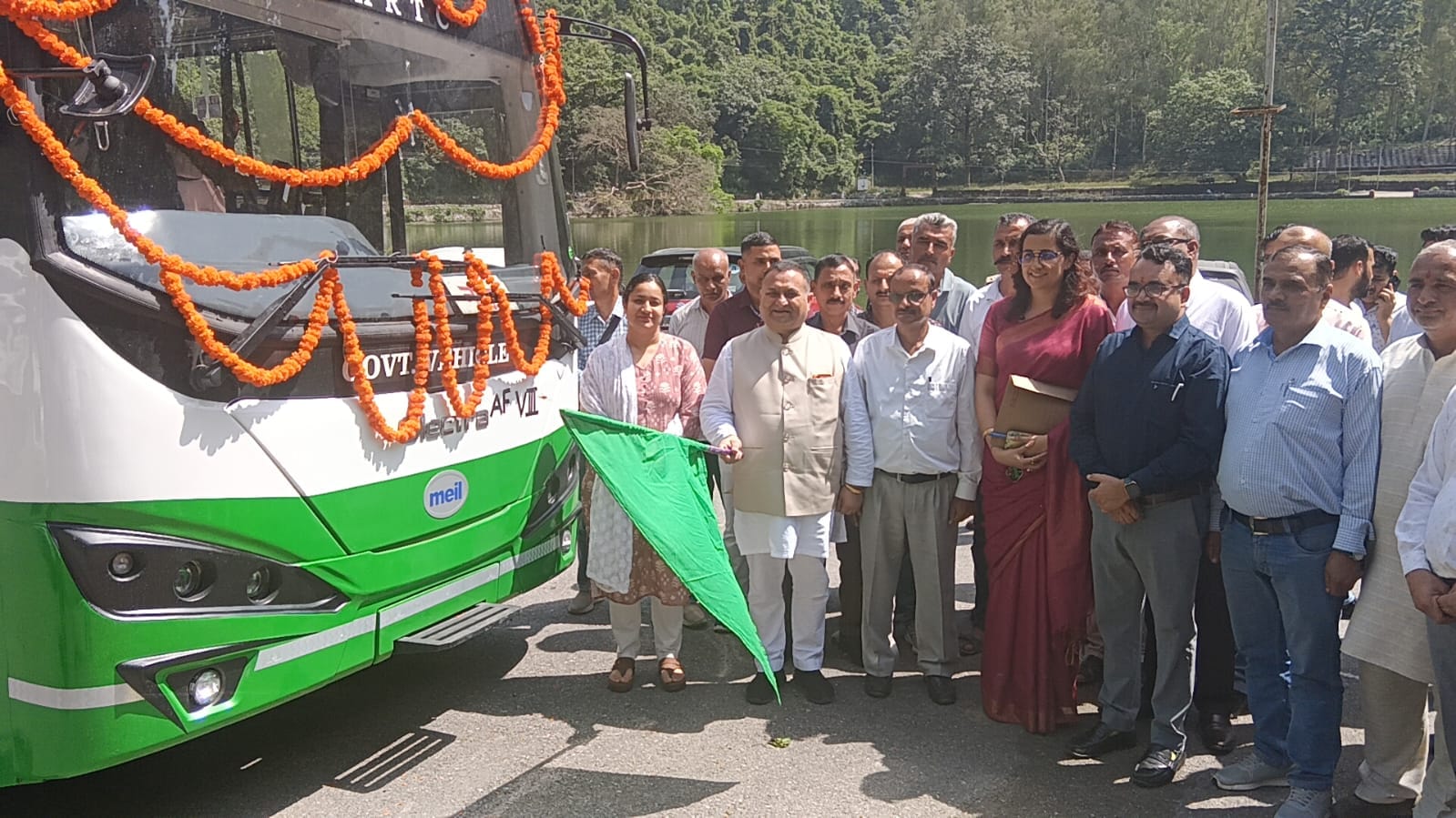 रेणुकाजी तीर्थ के लिए बस सेवा को हरी झंडी दिखाकर रवाना करते विधायक विनय कुमार। संवाद