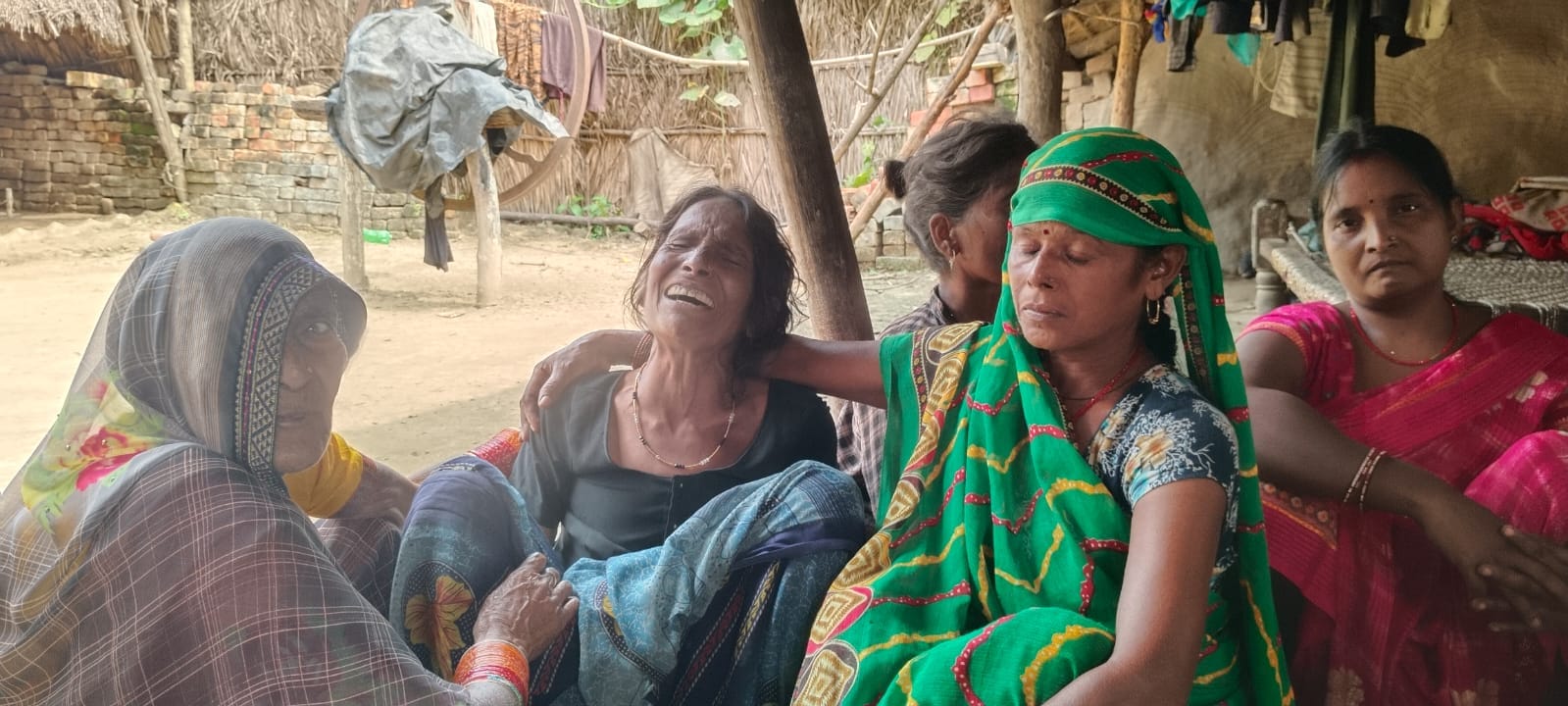 रोती बिलखती मृतक की मां। संवाद