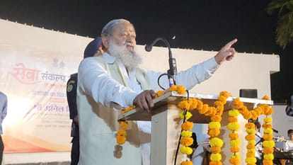 सुभाष पार्क के ओपन थिएटर में कैबिनेट मंत्री अनिल विज लोगों को संबोधित करते हुए।प्रवक्ता