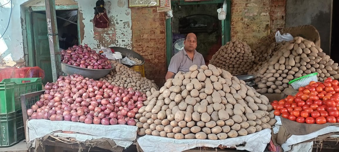 सब्जी मंडी में आलू बेंचता खुदरा व्यापारी मुकेश सैनी। संवाद