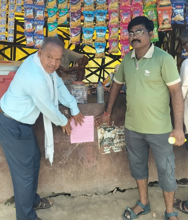 सिंचाई विभाग की भूमि पर रखी दुकान में नोटिस चस्पा करते कर्मी। स्राेत:कर्मी