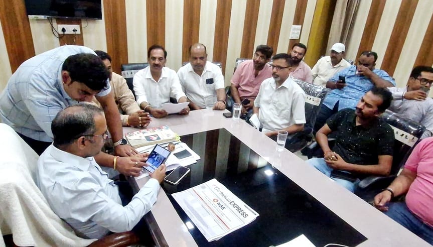 स्कूल में छात्र की पिटाई का वीडियो डीआईओएस को दिखाकर कार्रवाई की मांग करते व्यापारी व भाजपा के 