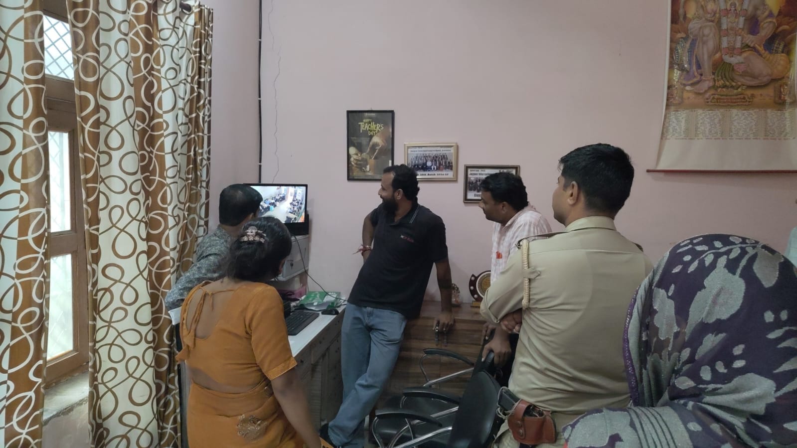 स्कूल में लगे सीसीटीवी कैमरे की जांच करती पुलिस। संवाद