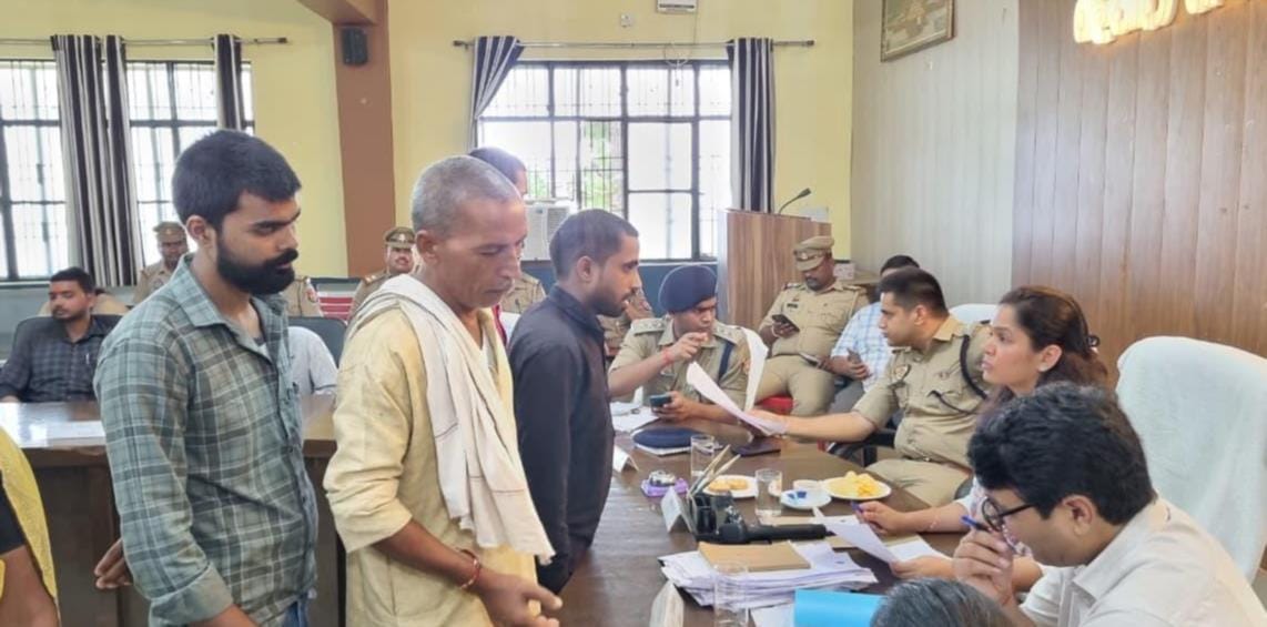  समाधान दिवस में फारियाद सुनती डीएम व एसपी