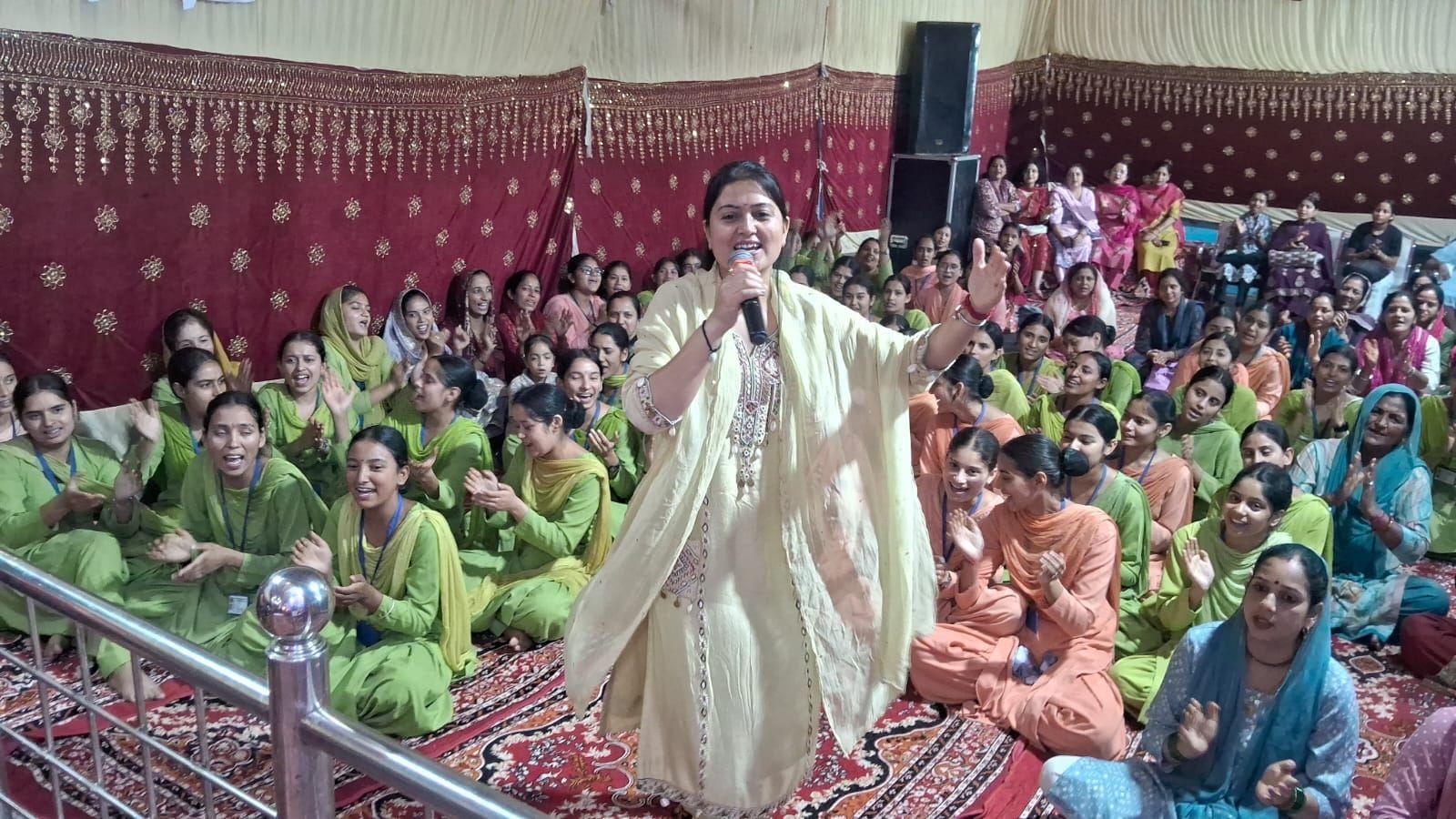 सनातन धर्मसभा मंदिर में शुक्रवार दोपहर को आयोजित विशेष भजन कार्यक्रम में प्रस्तुति देती जोनी ठा