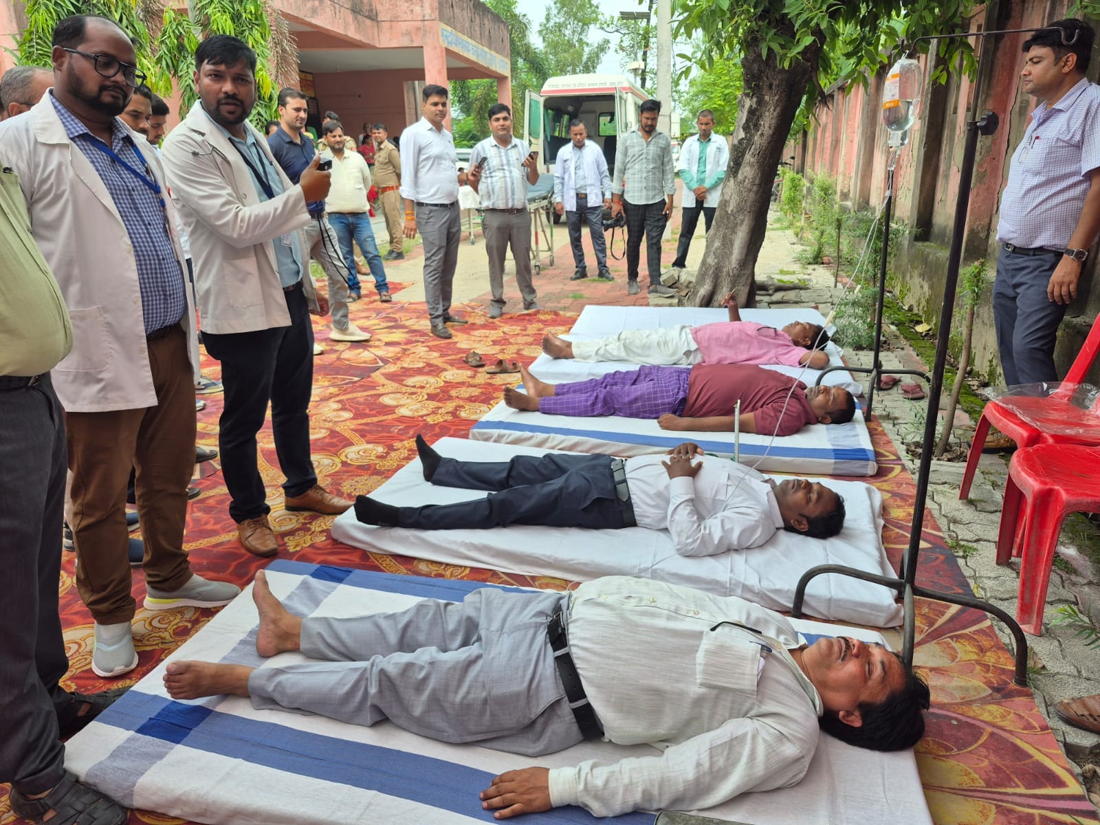 सपहा सीएचसी में फील्ड हॉस्पिटल बनाकर भूकंप में घायलों का ईलाज करतीं स्वास्थ्य विभाग की टीम।संवा