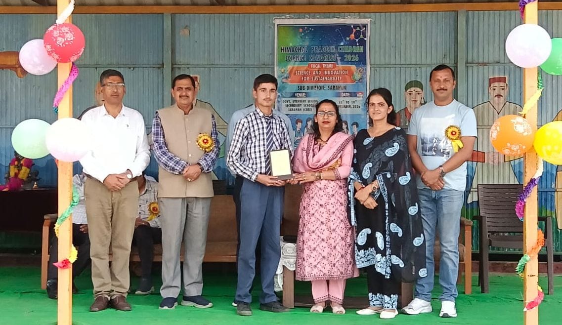 सराहां में बाल विज्ञान कांग्रेस के विजेता प्रतिभागी को सम्मानित करतीं पंचायत प्रधान। संवाद