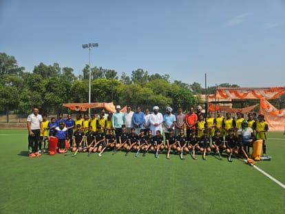 सिरसा में पीलेरंग की पोशाक में खड़ी अंबाला की हॉकी खिलाड़ी। कोच