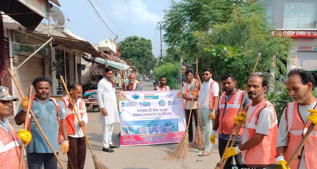 सरधना। अशोक की लाट मार्केट में शनिवार को सफाई अभियान चलाते नगर पालिका कर्मचारी। पालिका