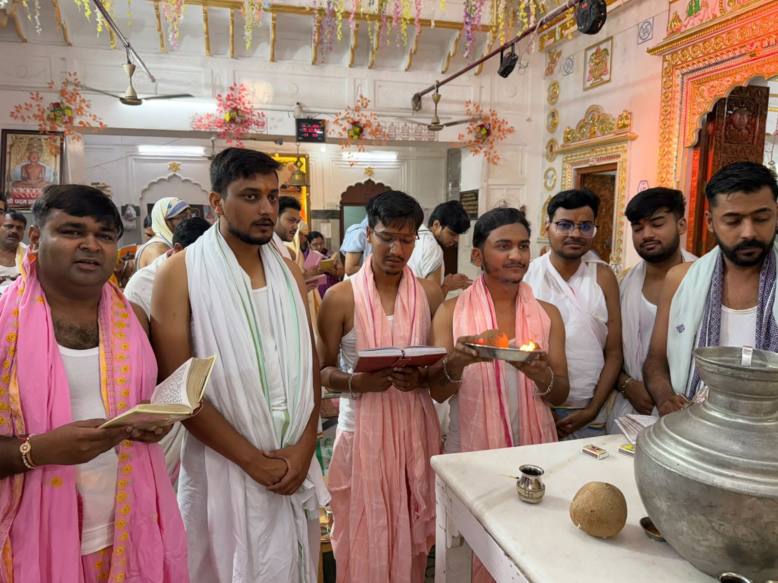 सरधना। दिगंबर जैन बड़ा मंदिर में दशलक्षण महापर्व के दौरान पूजा-अर्चना करते श्रद्धालु। कमेटी