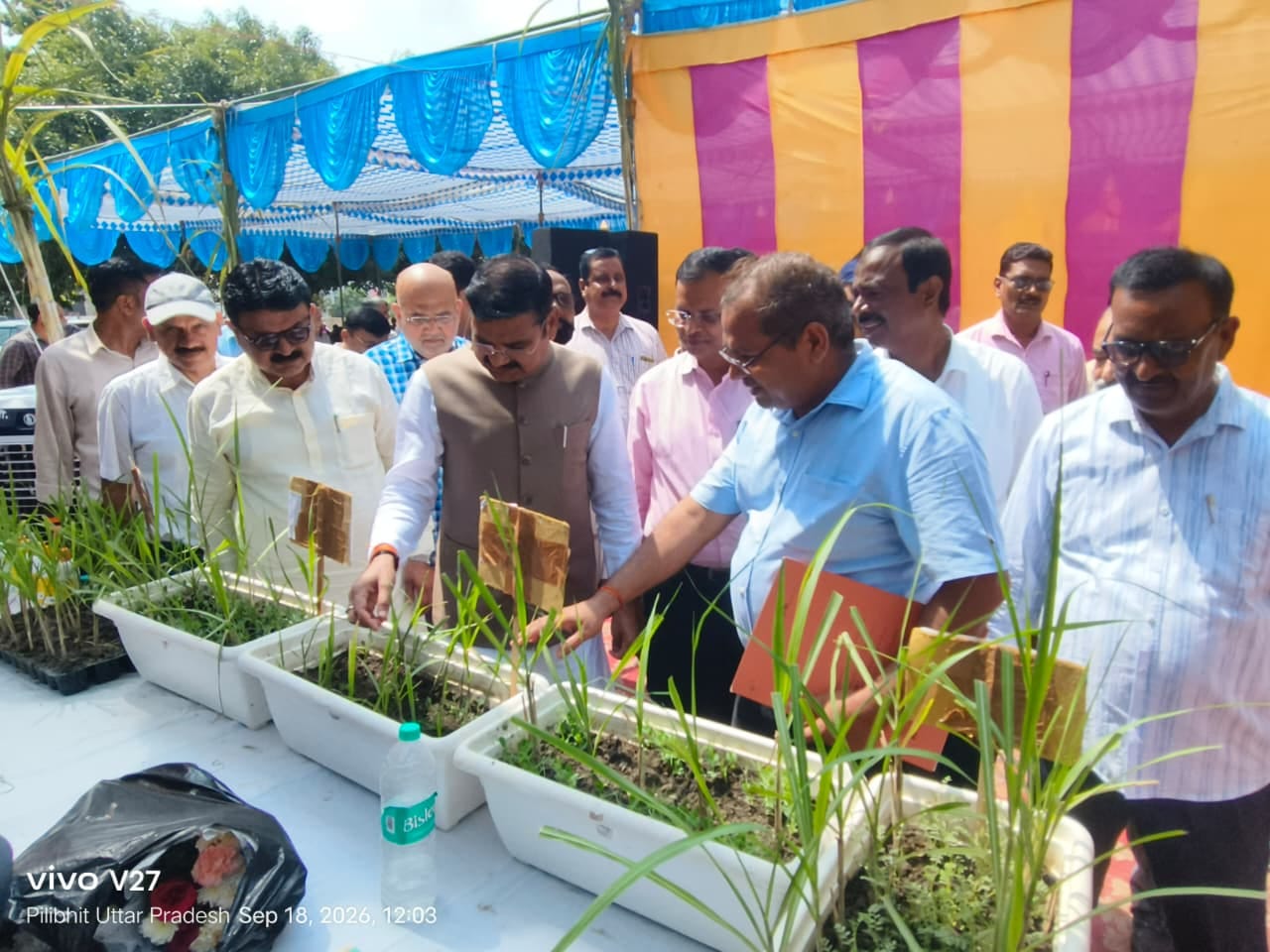 स्टॉल का निरीक्षण करते गन्ना राज्यमंत्री संजय सिंह गंगवार। संवाद